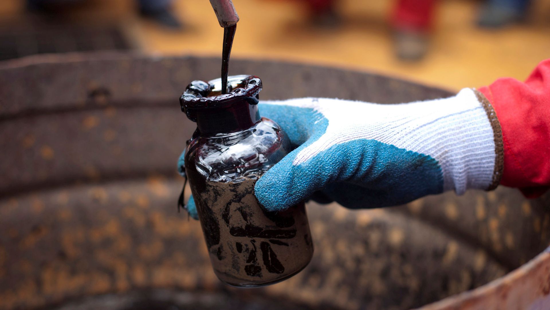 A worker collects a crude oil sample at an oil well operated by Venezuela's state oil company PDVSA in Morichal, Venezuela, 28 July 2011. A worker collects a crude oil sample at an oil well operated by Venezuela's state oil company PDVSA in Morichal, Venezuela, 28 July 2011. - Sputnik International, 1920, 16.02.2021
