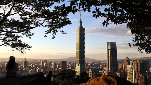 People take photos with Taiwan's landmark building Taipei 101 in the background ahead of the Chinese New Year in Taipei, Taiwan, January 20, 2021. People take photos with Taiwan's landmark building Taipei 101 in the background ahead of the Chinese New Year in Taipei, Taiwan, January 20, 2021. - Sputnik International