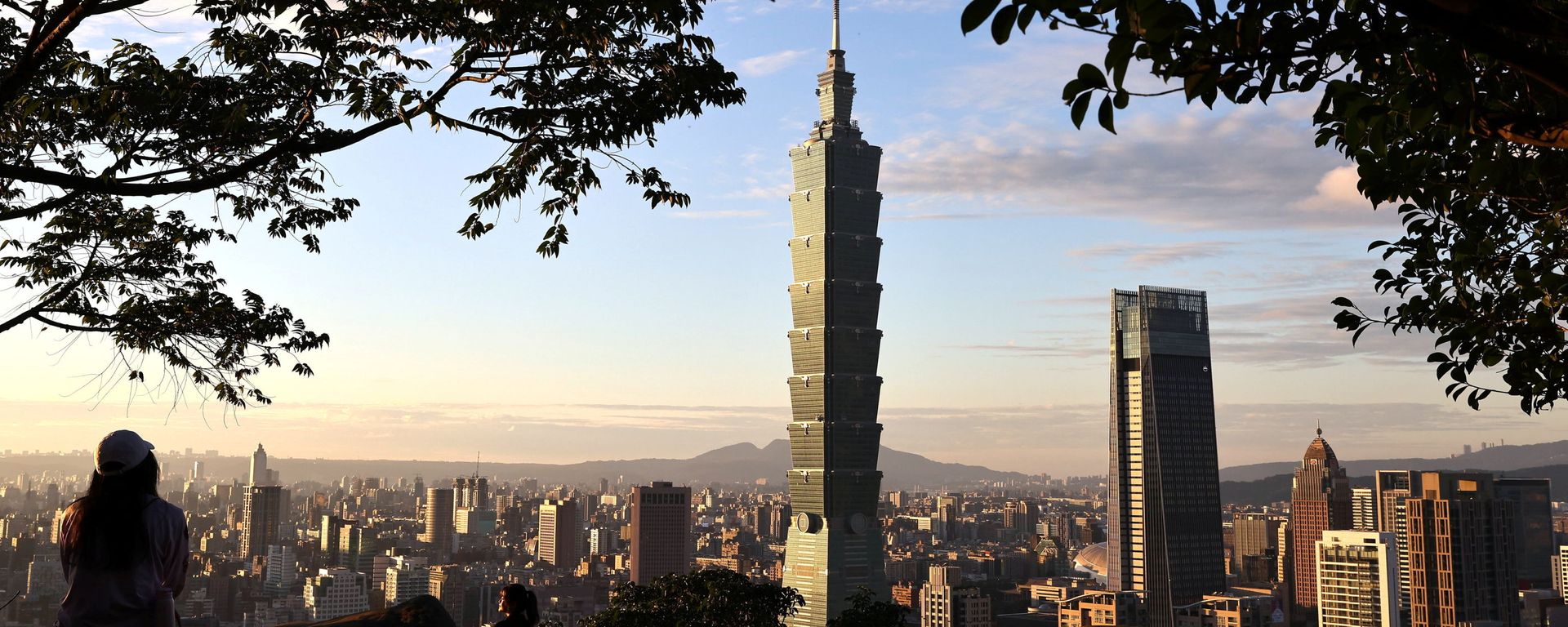 People take photos with Taiwan's landmark building Taipei 101 in the background ahead of the Chinese New Year in Taipei, Taiwan, January 20, 2021. People take photos with Taiwan's landmark building Taipei 101 in the background ahead of the Chinese New Year in Taipei, Taiwan, January 20, 2021. - Sputnik International, 1920, 24.01.2021