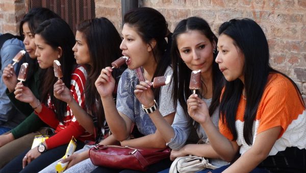 Women eating ice cream bars in Nepal. - Sputnik International