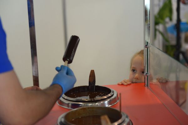 A girl waits for her ice cream during a cooking master-class at a festival in Moscow, 2018.  - Sputnik International