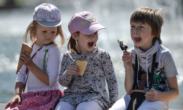 Children eat ice cream near a fountain at the VDNKH park in Moscow, 2015.  - Sputnik International