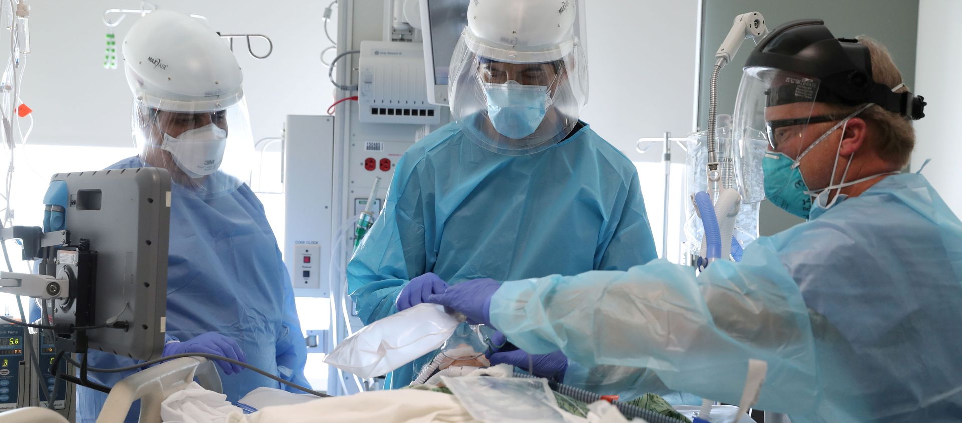 Dr. Dan Ponticiello, 43, and Dr. Gabriel Gomez, 40, intubate a coronavirus disease (COVID-19) patient in the COVID-19 ICU at Providence Mission Hospital in Mission Viejo, California, U.S., January 8, 2021. Dr. Dan Ponticiello, 43, and Dr. Gabriel Gomez, 40, intubate a coronavirus disease (COVID-19) patient in the COVID-19 ICU at Providence Mission Hospital in Mission Viejo, California, U.S., January 8, 2021. - Sputnik International, 1920, 16.02.2021