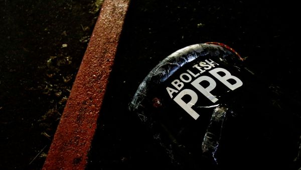 A discarded shield calling for the abolishment of the Portland Police Bureau sits on the ground after federal law enforcement officers used crowd control munitions against protesters rallying to abolish ICE after the inauguration of U.S. President Joe Biden, outside of an ICE facility in Portland, Oregon, U.S. January 20, 2021. - Sputnik International
