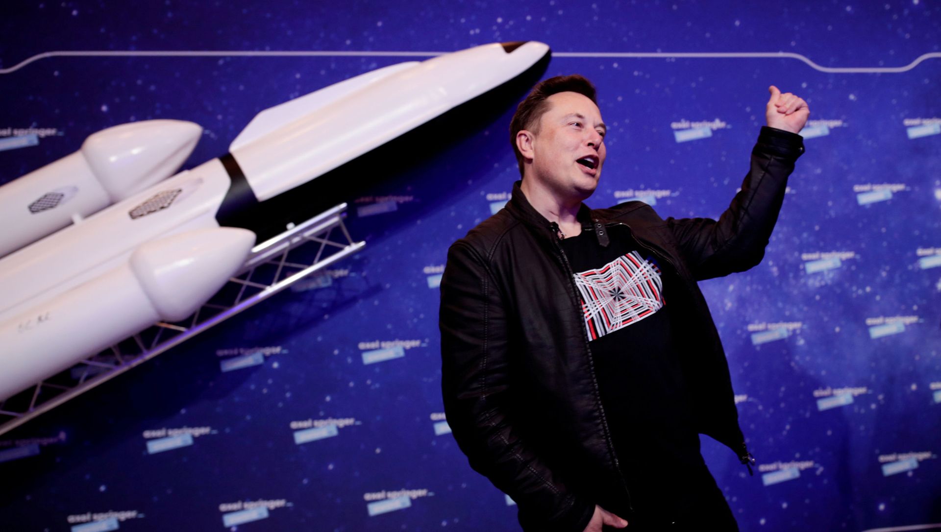 SpaceX owner and Tesla CEO Elon Musk gestures after arriving on the red carpet for the Axel Springer award, in Berlin, Germany, December 1, 2020. SpaceX owner and Tesla CEO Elon Musk gestures after arriving on the red carpet for the Axel Springer award, in Berlin, Germany, December 1, 2020. - Sputnik International, 1920, 09.02.2021