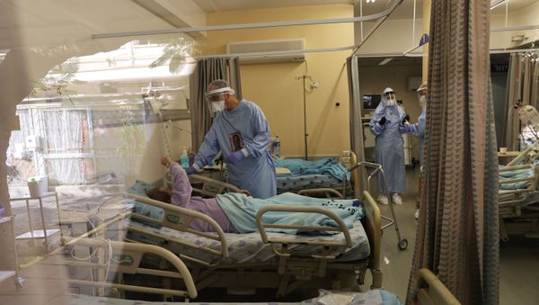 Doctor Guy Choshen, director of the COVID-19 ward in Ichilov Hospital, speaks to a patient inside the ward, in Tel Aviv, 10 Israel January 2021 - Sputnik International