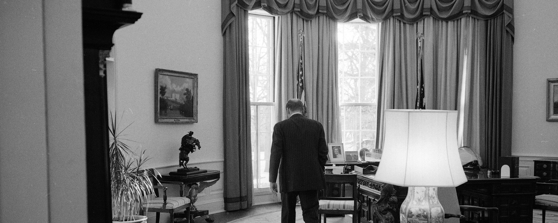 Президент США Джеральд Форд в последний день правления в Овальном кабинете в Белом доме, 1977 год - Sputnik International, 1920, 08.09.2021