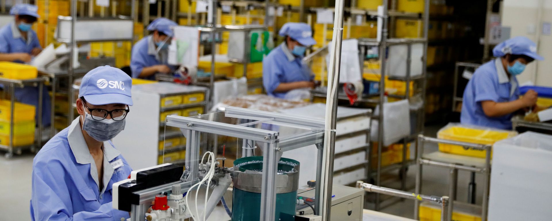  Employees wearing face masks work at a factory of the component maker SMC during a government-organized tour of its facility following the outbreak of the coronavirus disease (COVID-19), in Beijing, China, 13 May 2020 - Sputnik International, 1920, 25.01.2021