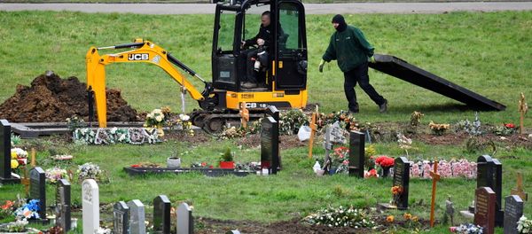 Workers dig graves at a cemetery, amid the spread of the coronavirus disease (COVID-19) pandemic, in London, Britain, January 11, 2021 Workers dig graves at a cemetery, amid the spread of the coronavirus disease (COVID-19) pandemic, in London, Britain, January 11, 2021 - Sputnik International