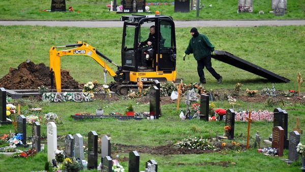 Workers dig graves at a cemetery, amid the spread of the coronavirus disease (COVID-19) pandemic, in London, Britain, January 11, 2021 - Sputnik International