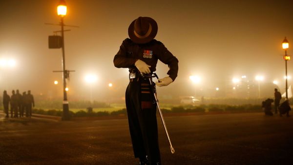 An Army soldier checks his sword during the rehearsal for the Republic Day parade, in New Delhi, India January 18, 2021 - Sputnik International