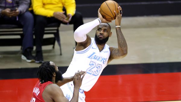LeBron James #23 of the Los Angeles Lakers puts up a jump shot ahead of James Harden #13 of the Houston Rockets during the first quarter of a game at Toyota Center on January 10, 2021 in Houston, Texas.  - Sputnik International
