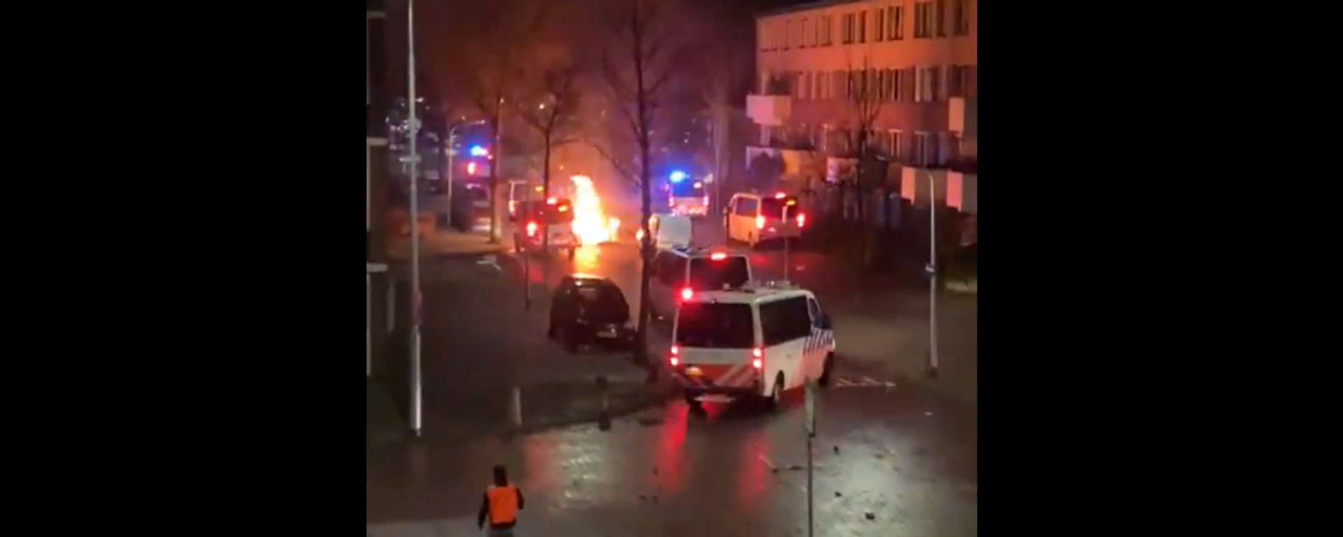 Screenshot of a video showing flames on a city street in the Netherlands during anti-lockdownprotests Screenshot of a video showing flames on a city street in the Netherlands during anti-lockdownprotests - Sputnik International, 1920, 25.01.2021