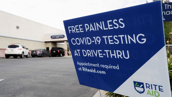 Vehicles line up at a self-swabbing coronavirus disease (COVID-19) test at a Rite Aid drive-thru during the outbreak of COVID-19, in Pasadena, California, U.S., January 22, 2021 Vehicles line up at a self-swabbing coronavirus disease (COVID-19) test at a Rite Aid drive-thru during the outbreak of COVID-19, in Pasadena, California, U.S., January 22, 2021 - Sputnik International