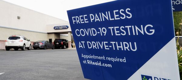 Vehicles line up at a self-swabbing coronavirus disease (COVID-19) test at a Rite Aid drive-thru during the outbreak of COVID-19, in Pasadena, California, U.S., January 22, 2021 Vehicles line up at a self-swabbing coronavirus disease (COVID-19) test at a Rite Aid drive-thru during the outbreak of COVID-19, in Pasadena, California, U.S., January 22, 2021 - Sputnik International