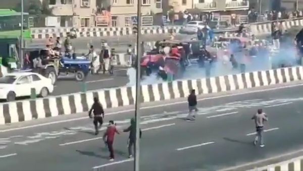Police started dropping tear gas shells once again to stop farmers at Ghazipur border in Delhi - Sputnik International