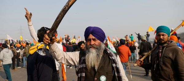 A farmer holding a sword looks on after police stopped farmers as they take part in a tractor rally to protest against farm laws on the occasion of India's Republic Day in Delhi, India, January 26, 2021 - Sputnik International
