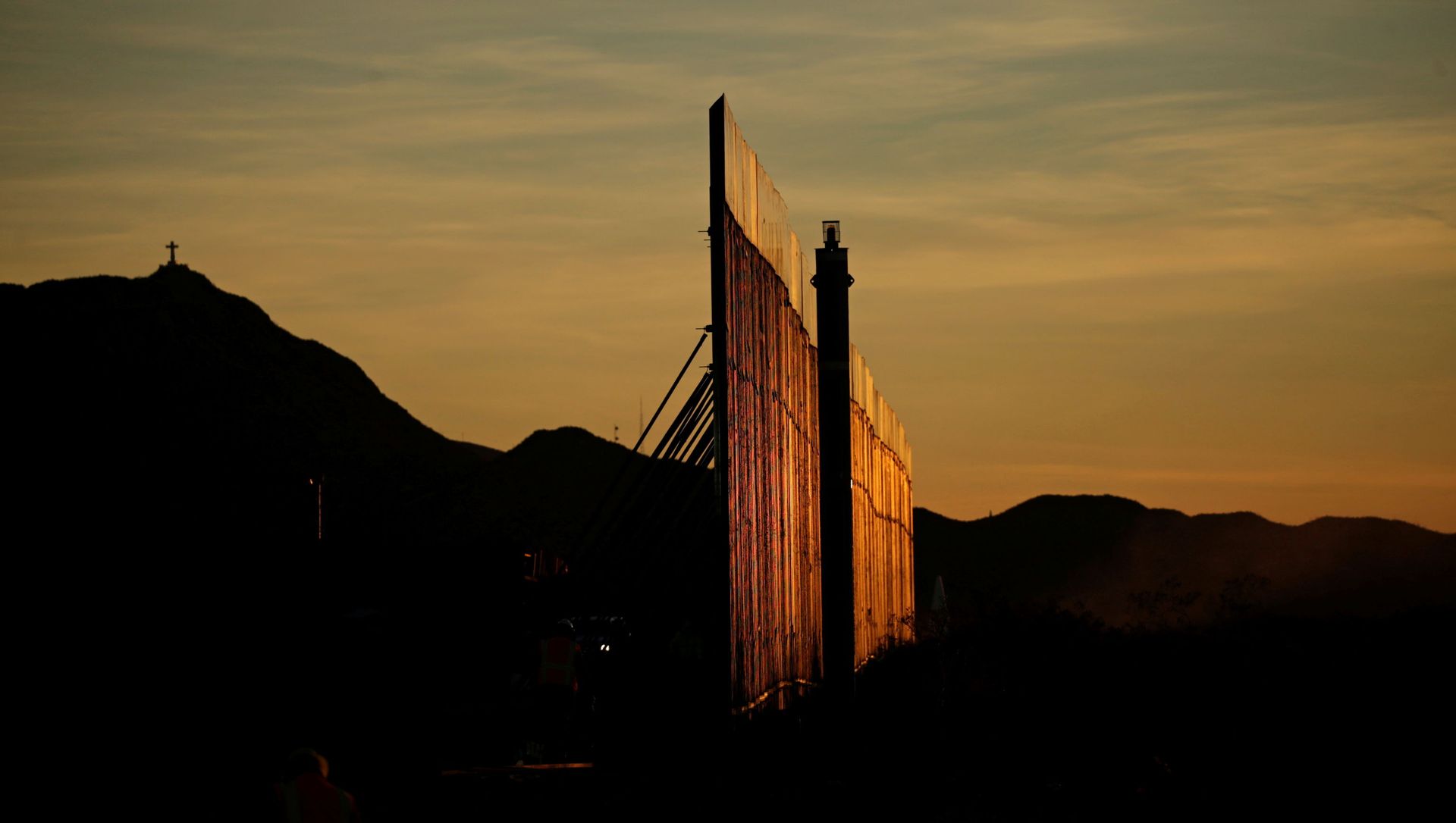 The new section of the bollard-type border wall erected in Sunland Park, New Mexico, U.S., as seen from the Mexican side of the border in Ciudad Juarez, Mexico January 15, 2021 The new section of the bollard-type border wall erected in Sunland Park, New Mexico, U.S., as seen from the Mexican side of the border in Ciudad Juarez, Mexico January 15, 2021 - Sputnik International, 1920, 02.02.2021