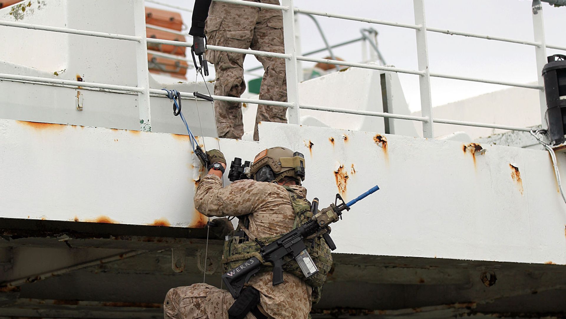 Sailors with the US Naval Special Warfare Unit 2 climb a ladder to reach the second floor of a ship in Lisbon, Portugal on October 24, 2015 during NATO exercise Trident Juncture 15 Sailors with the US Naval Special Warfare Unit 2 climb a ladder to reach the second floor of a ship in Lisbon, Portugal on October 24, 2015 during NATO exercise Trident Juncture 15 - Sputnik International, 1920, 18.02.2021