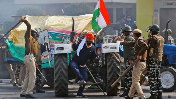Police officers scuffle with a demonstrator during a protest against farm laws introduced by the government, in New Delhi, India, January 26, 2021 - Sputnik International