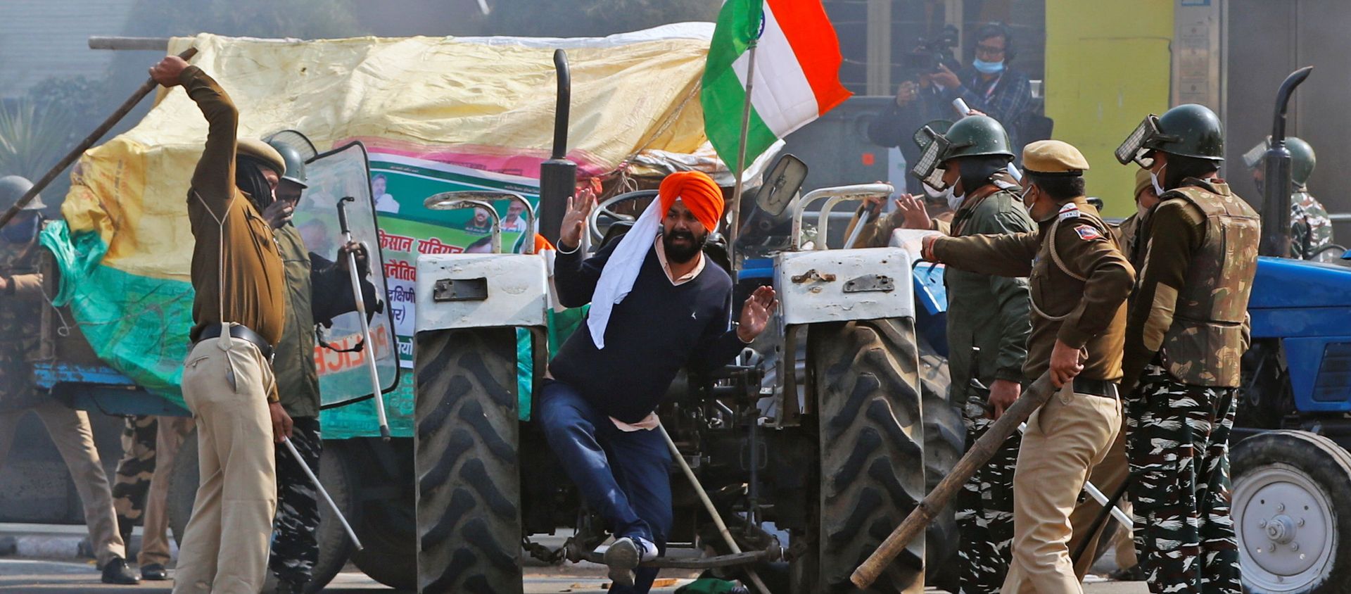 Police officers scuffle with a demonstrator during a protest against farm laws introduced by the government, in New Delhi, India, January 26, 2021 Police officers scuffle with a demonstrator during a protest against farm laws introduced by the government, in New Delhi, India, January 26, 2021 - Sputnik International, 1920, 05.02.2021