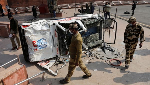 Policemen walk past a damaged police vehicle outside the historic Red Fort after Tuesday's clashes between police and farmers, in the old quarters of Delhi, India, January 27, 2021 - Sputnik International