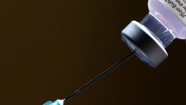 A medical worker fills a syringe with a dose of the Pfizer-BioNTech coronavirus disease (COVID-19) vaccine at the CHIREC St Anne-St Remi Clinic in Brussels, Belgium January 27, 2021. - Sputnik International