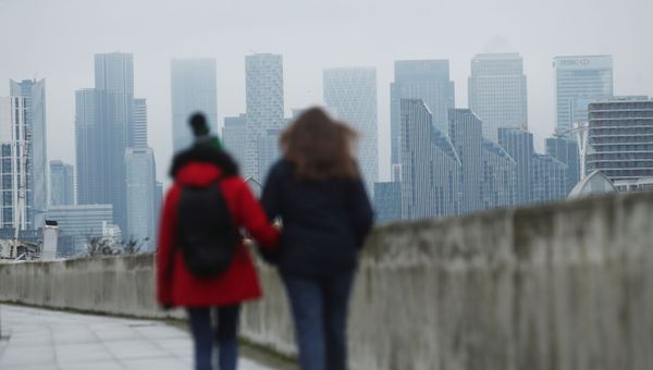 Buildings are seen in the Canary Wharf business district, as people walk along a footpath, amid the outbreak of the coronavirus disease (COVID-19), in London, Britain January 27, 2021. - Sputnik International