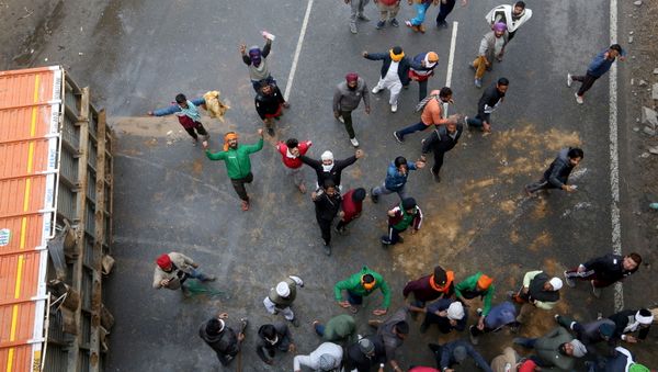 Farmers protesting against newly passed agricultural reforms shout slogans as they try to remove police barricades on a national highway at Dharuhera, in the northern state of Haryana, India, January 3, 2021 - Sputnik International