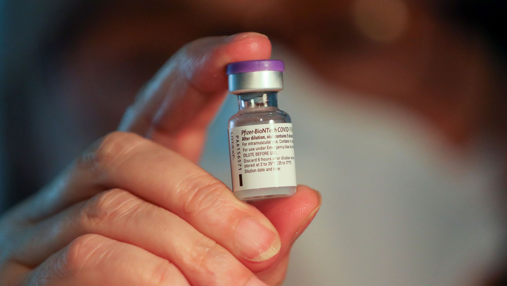 A volunteer and a retired healthcare worker holds a vial of the Pfizer-BioNTech coronavirus disease (COVID-19) vaccine, at Sant Pau hospital, in Barcelona, Spain January 28, 2021. A volunteer and a retired healthcare worker holds a vial of the Pfizer-BioNTech coronavirus disease (COVID-19) vaccine, at Sant Pau hospital, in Barcelona, Spain January 28, 2021. - Sputnik International, 1920, 19.02.2021
