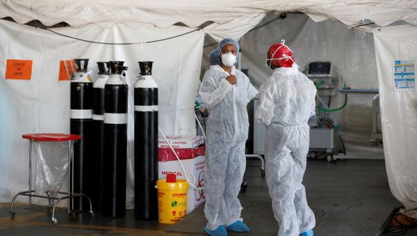 Healthcare workers chat at a temporary ward set up during the coronavirus disease (COVID-19) outbreak, at Steve Biko Academic Hospital in Pretoria, South Africa, January 19, 2021 - Sputnik International