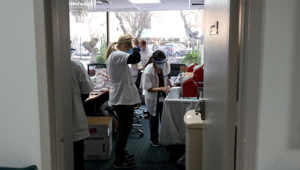 Walgreens Pharmacists prepare Pfizer-BioNTech coronavirus disease (COVID-19) vaccines at Crown Heights Center for Nursing and Rehabilitation, a nursing home facility in Brooklyn, New York, U.S., December 22, 2020 - Sputnik International