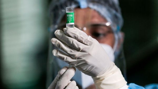 A health official draws a dose of the AstraZeneca's COVID-19 vaccine manufactured by the Serum Institute of India, at Infectious Diseases Hospital in Colombo - Sputnik International