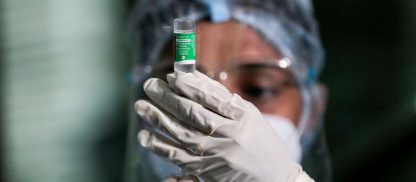 A health official draws a dose of the AstraZeneca's COVID-19 vaccine manufactured by the Serum Institute of India, at Infectious Diseases Hospital in Colombo - Sputnik International