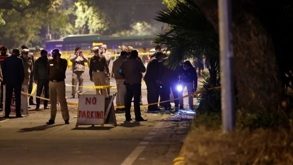 Police officials examine the site of an explosion near the Israeli Embassy in New Delhi, India, January 29, 2021. REUTERS/Danish Siddiqui - Sputnik International
