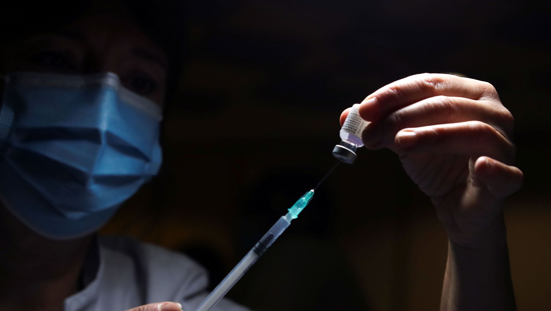 A medical worker fills a syringe with a dose of the Pfizer-BioNTech coronavirus disease (COVID-19) vaccine at the CHIREC St Anne-St Remi Clinic in Brussels, Belgium January 27, 2021. A medical worker fills a syringe with a dose of the Pfizer-BioNTech coronavirus disease (COVID-19) vaccine at the CHIREC St Anne-St Remi Clinic in Brussels, Belgium January 27, 2021. - Sputnik International, 1920, 16.02.2021