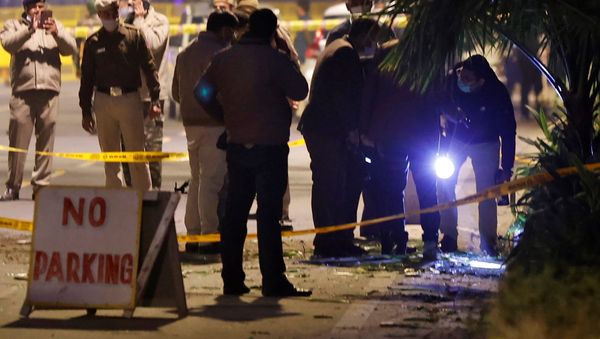 Security officials examine the site of an explosion near the Israeli embassy in New Delhi, India, January 29, 2021. - Sputnik International
