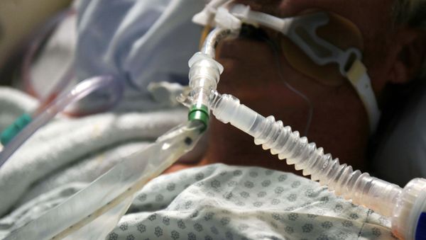 FILE PHOTO: A patient on a ventilator is seen as medical professionals treat patients infected with the coronavirus disease (COVID-19) at United Memorial Medical Center in Houston, Texas, U.S., November 12, 2020.  - Sputnik International