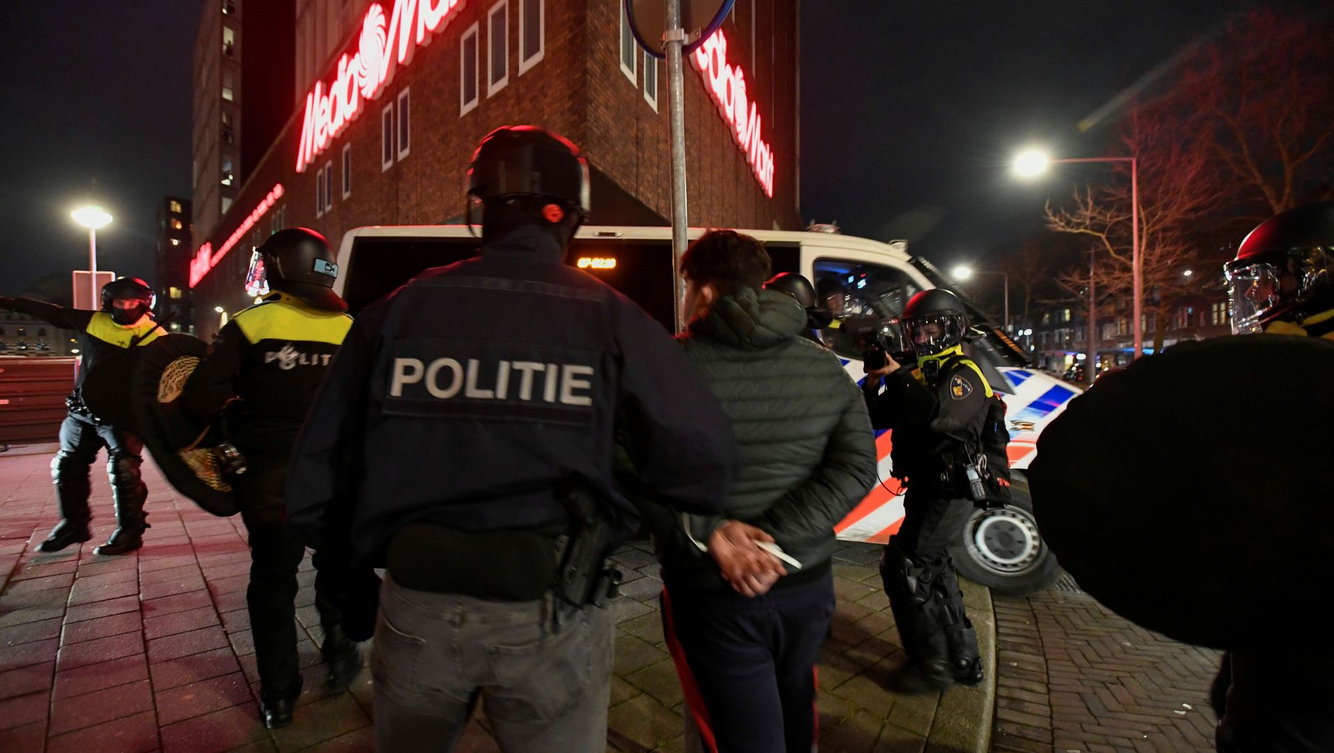 Police officers detain a demonstrator protesting against restrictions put in place to curb the spread of the coronavirus disease (COVID-19) in Rotterdam, Netherlands, January 26, 2021. Police officers detain a demonstrator protesting against restrictions put in place to curb the spread of the coronavirus disease (COVID-19) in Rotterdam, Netherlands, January 26, 2021. - Sputnik International, 1920, 17.02.2021