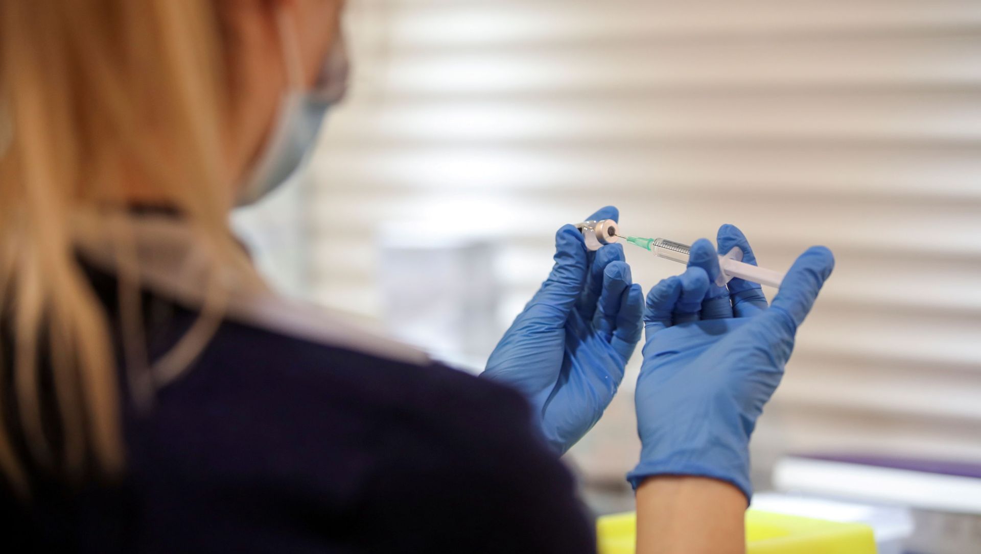A healthcare worker fills a syringe with the Pfizer-BioNTech coronavirus disease (COVID-19) vaccine at Thornton Little Theatre managed by Wyre Council in Lancashire, Britain January 29, 2021 A healthcare worker fills a syringe with the Pfizer-BioNTech coronavirus disease (COVID-19) vaccine at Thornton Little Theatre managed by Wyre Council in Lancashire, Britain January 29, 2021 - Sputnik International, 1920, 05.02.2021