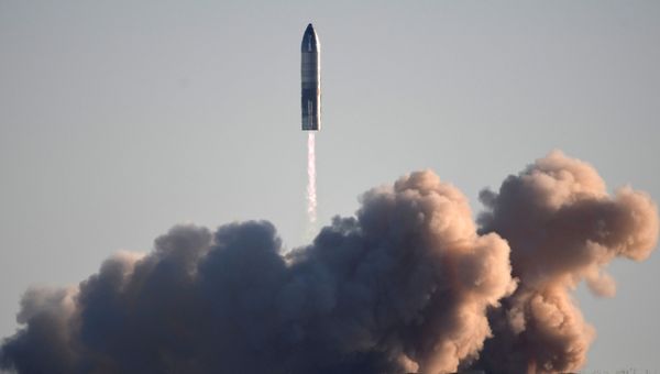 SpaceX launches its first super heavy-lift Starship SN8 rocket during a test from their facility in Boca Chica,Texas, U.S. December 9, 2020 - Sputnik International