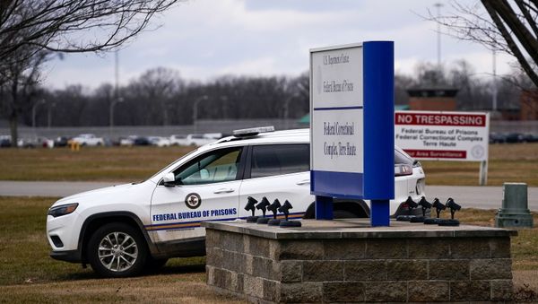 A prison official patrols around the United States Penitentiary in Terre Haute, Indiana, U.S. January 15, 2021.  - Sputnik International