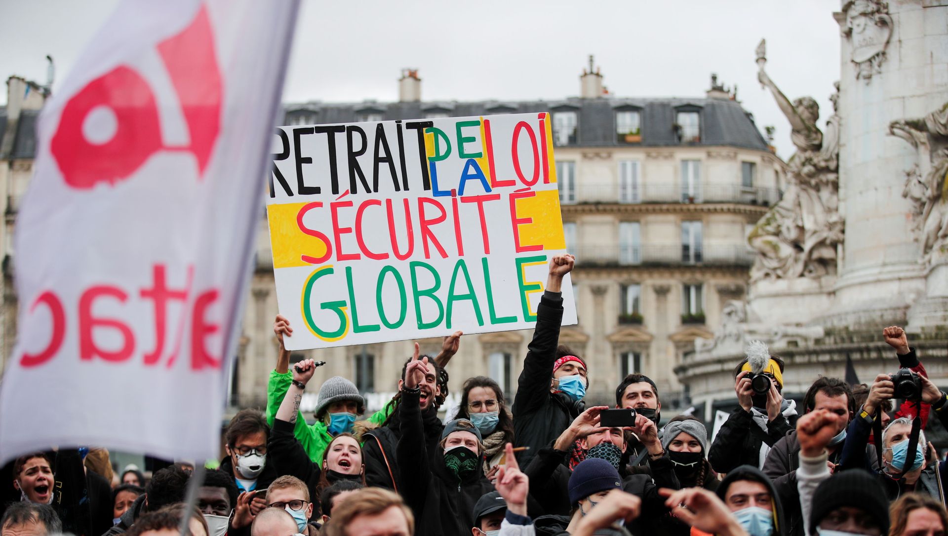 A person holds a placard reading ''withdrawal of the global security law'' during demonstration against the Global Security Bill'', that right groups say would make it a crime to circulate an image of a police officer's face and would infringe journalists' freedom in the country, in Paris, France, January 30, 2021 A person holds a placard reading ''withdrawal of the global security law'' during demonstration against the Global Security Bill'', that right groups say would make it a crime to circulate an image of a police officer's face and would infringe journalists' freedom in the country, in Paris, France, January 30, 2021 - Sputnik International, 1920, 08.02.2021
