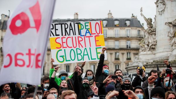 A person holds a placard reading ''withdrawal of the global security law'' during demonstration against the Global Security Bill'', that right groups say would make it a crime to circulate an image of a police officer's face and would infringe journalists' freedom in the country, in Paris, France, January 30, 2021 - Sputnik International