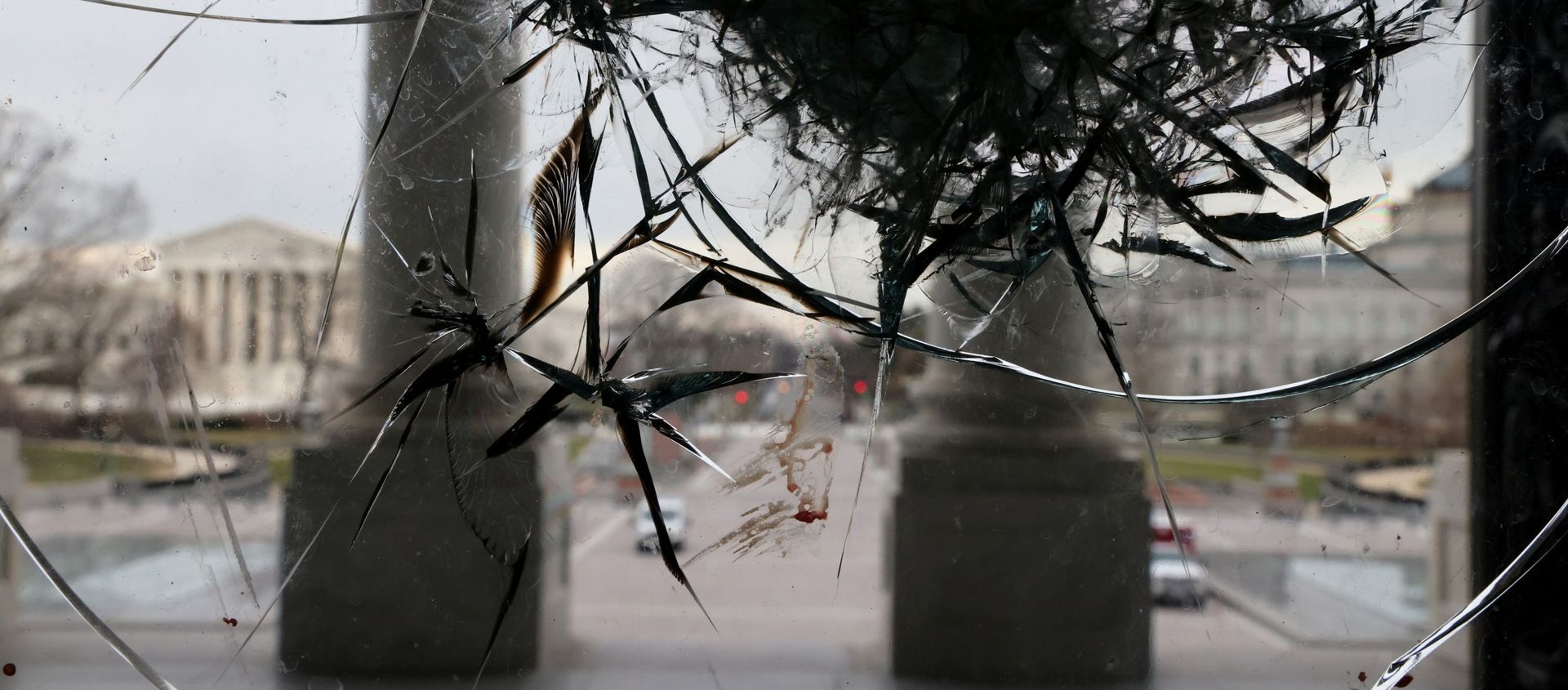 Riot damage is visible on the Rotunda doors of the U.S. Capitol in Washington, U.S. January 8, 2021 - Sputnik International, 1920, 31.01.2021