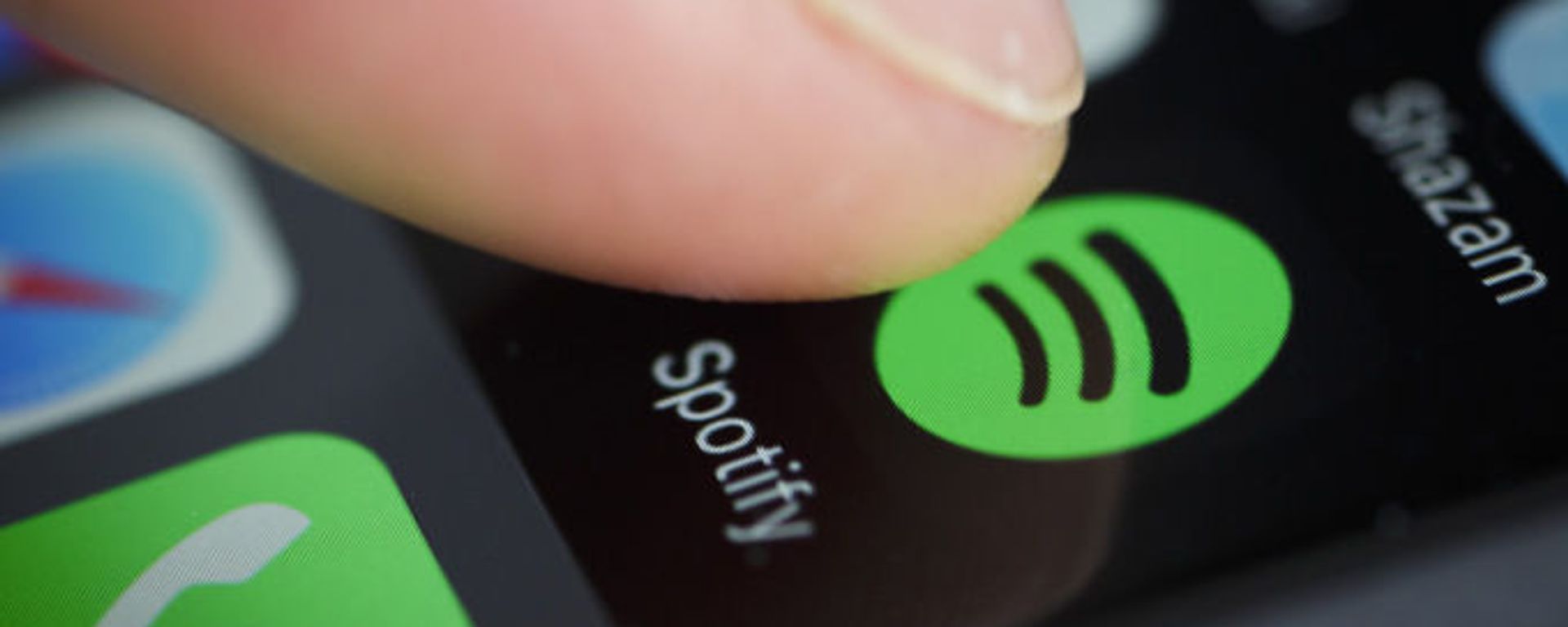The Logo of streeming service Spotify is displayed on the screen of a smartphone on January 21, 2016 in Berlin, Germany The Logo of streeming service Spotify is displayed on the screen of a smartphone on January 21, 2016 in Berlin, Germany - Sputnik International, 1920, 28.01.2022