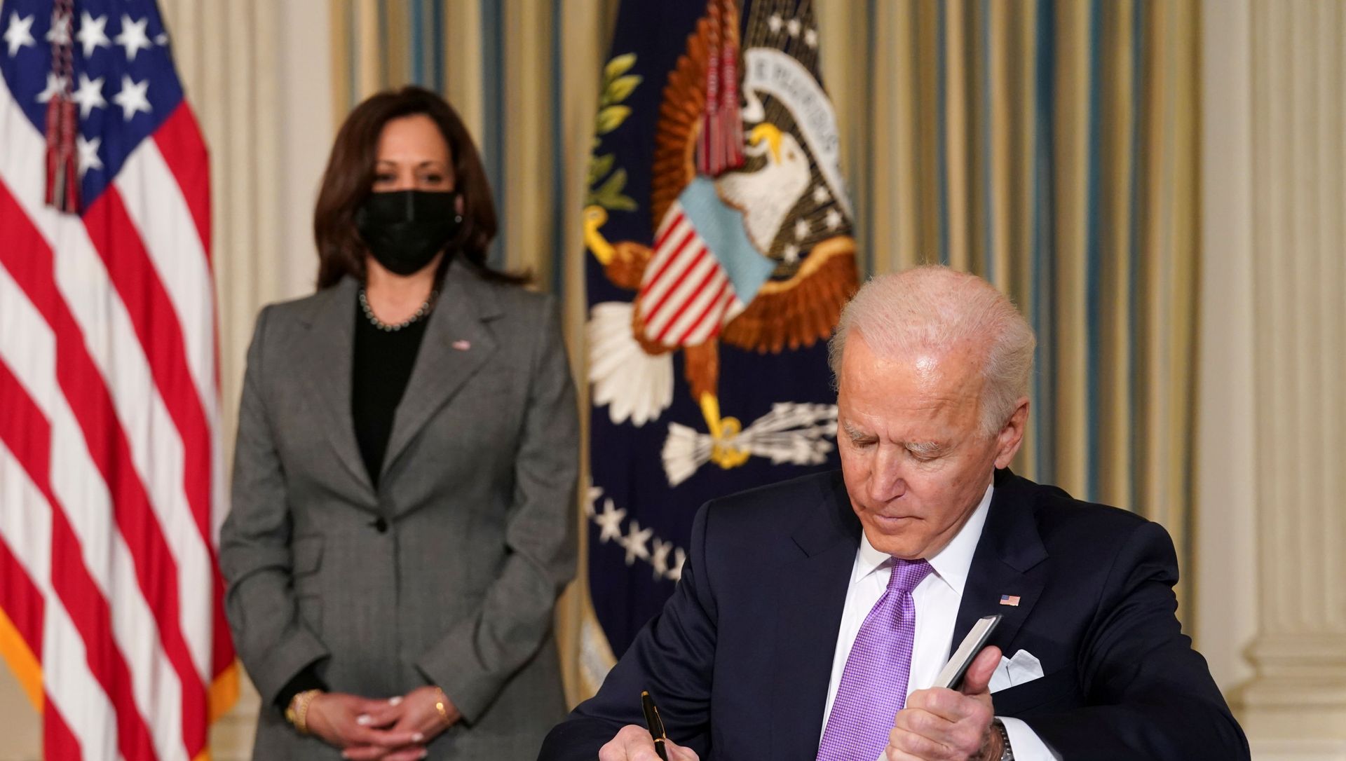 U.S. Vice President Kamala Harris watches as President Joe Biden signs executive orders on his racial equity agenda at the White House in Washington, U.S., January 26, 2021 U.S. Vice President Kamala Harris watches as President Joe Biden signs executive orders on his racial equity agenda at the White House in Washington, U.S., January 26, 2021 - Sputnik International, 1920, 01.02.2021