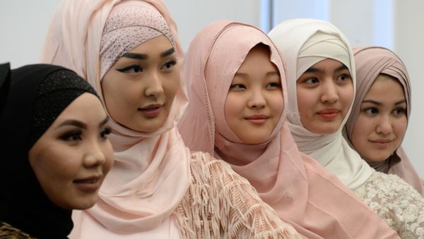 Kyrgyz Muslim women wearing hijab look on as they take part in celebrations for World Hijab Day in Bishkek on 1 February 2019.  - Sputnik International
