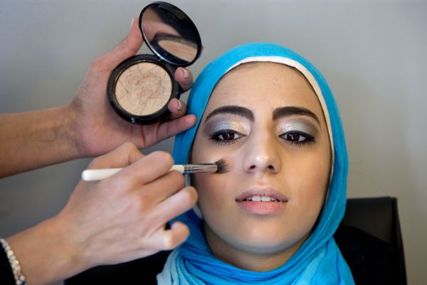 Hannah Shraim, 17, has her makeup done by Farah Kuriashi as she prepares to attend Northwest High School's senior prom, in Germantown, Md., Friday, 13 May 2016. - Sputnik International