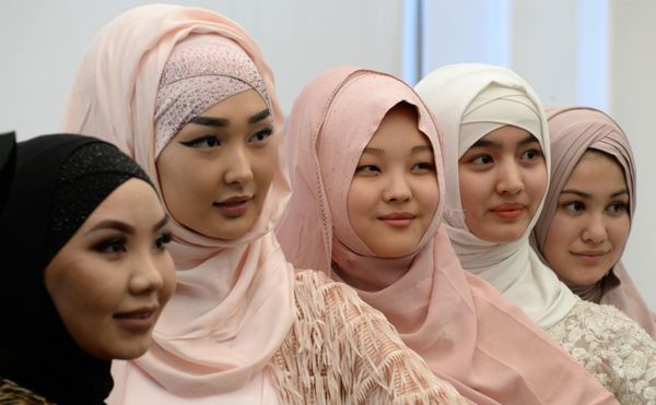 Kyrgyz Muslim women wearing hijab look on as they take part in celebrations for World Hijab Day in Bishkek on 1 February 2019.  - Sputnik International
